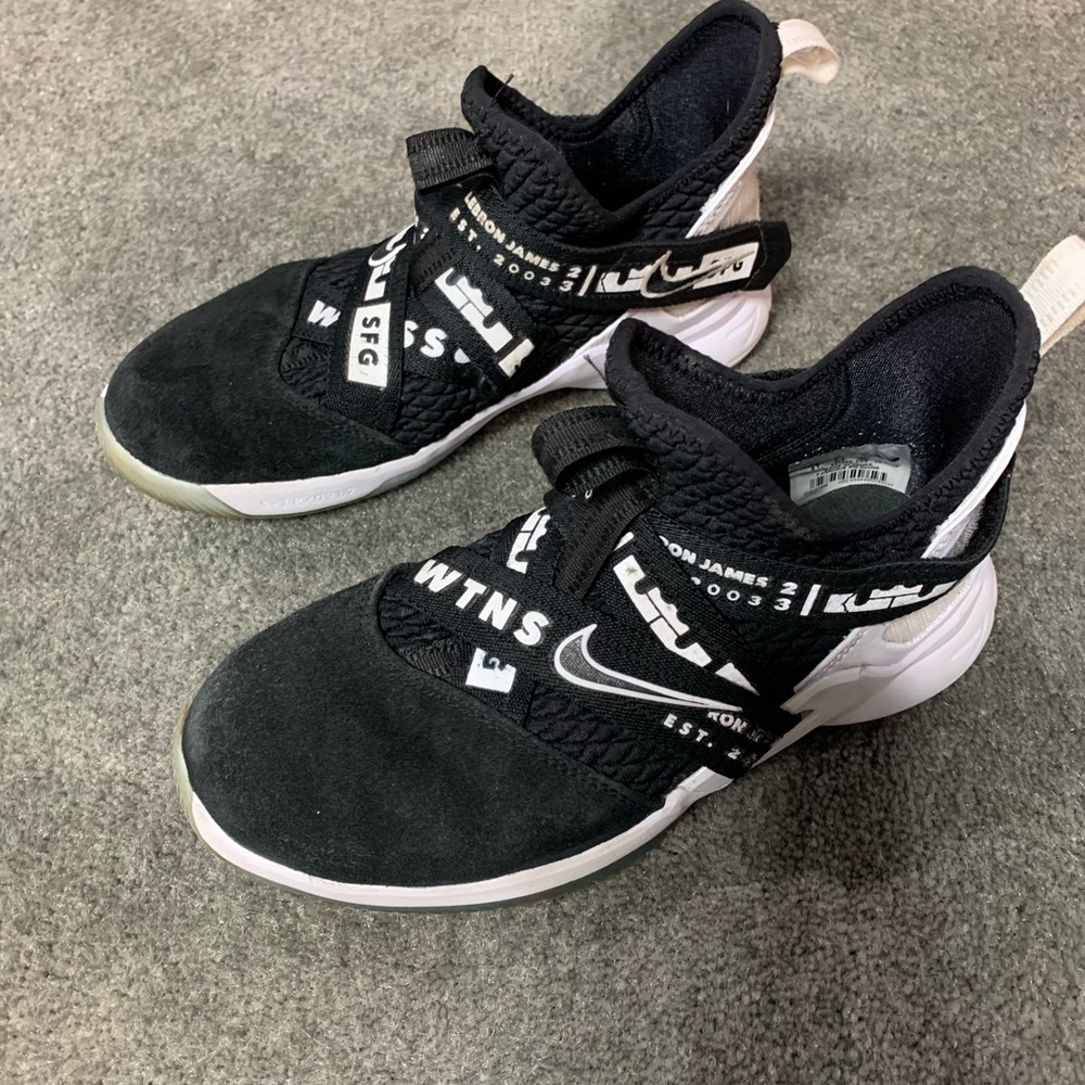 Nike kids’ Grade School Lebron Soldier XII shoes
